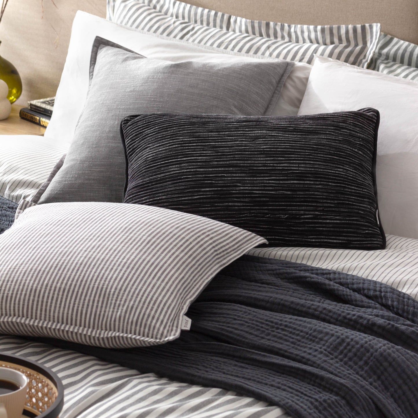 COVE 35X50 CUSHION CASE BLACK