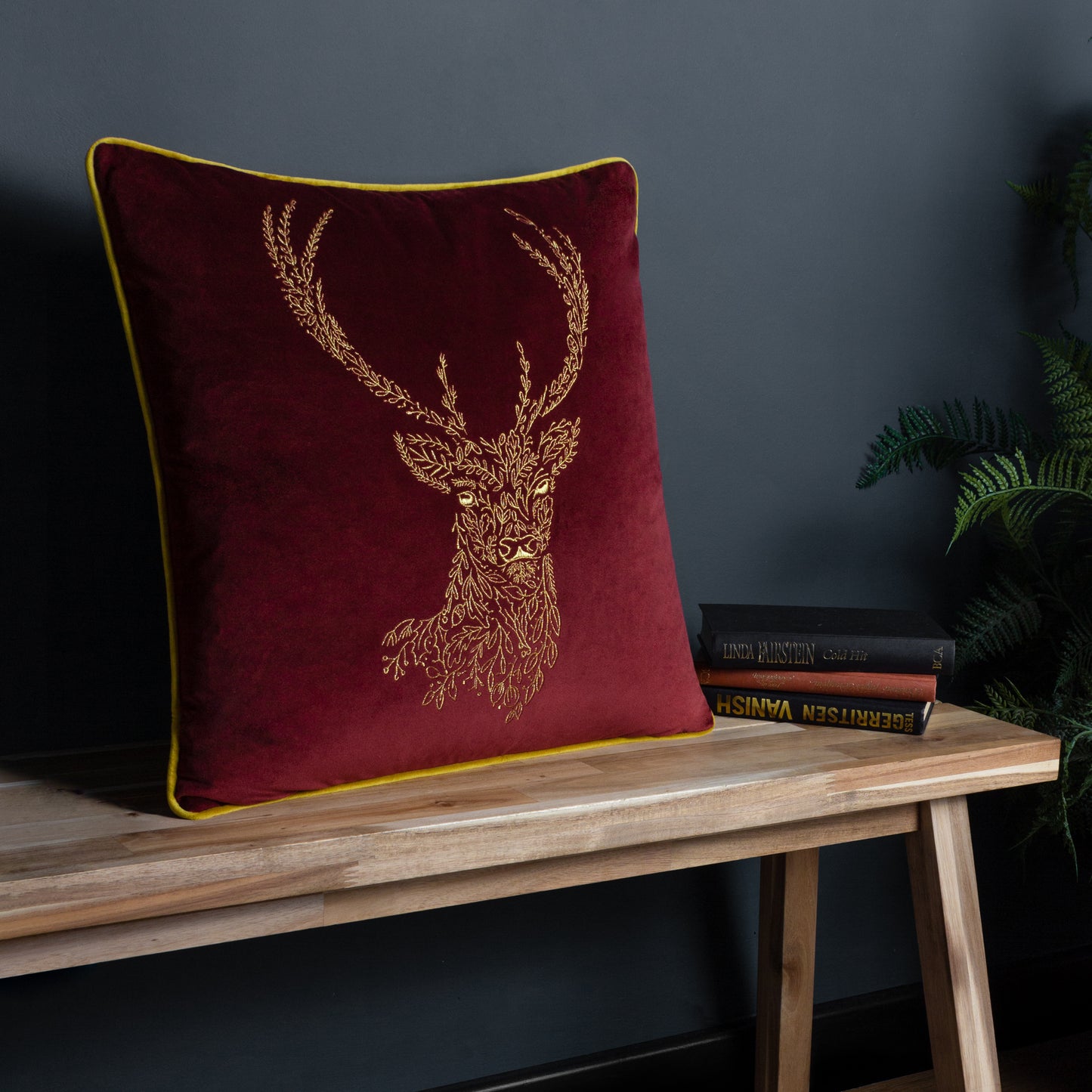 FOREST FAUNA STAG 50X50 C/CASE BURGUNDY/GOLD