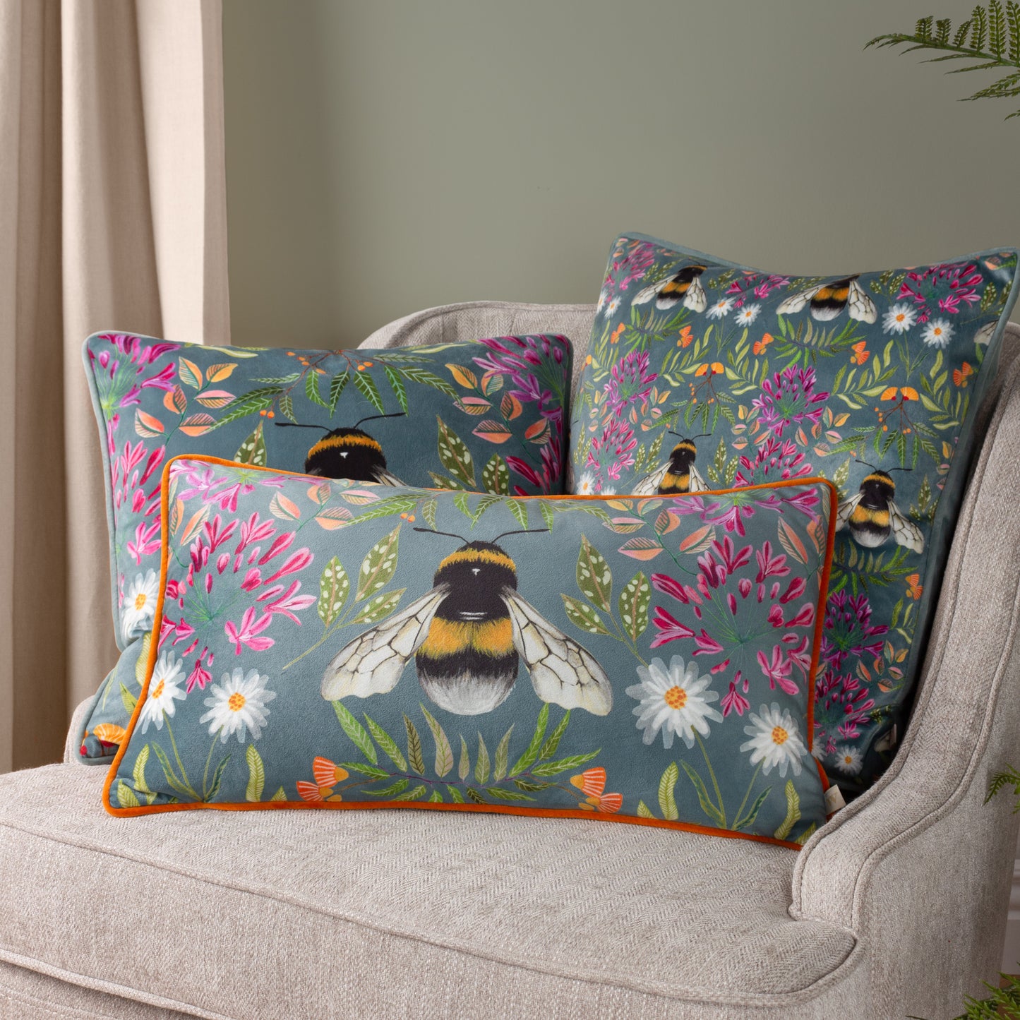 HOUSE OF BLOOM ZINNIA BEE 43X43 CUSHION CASE MULTI