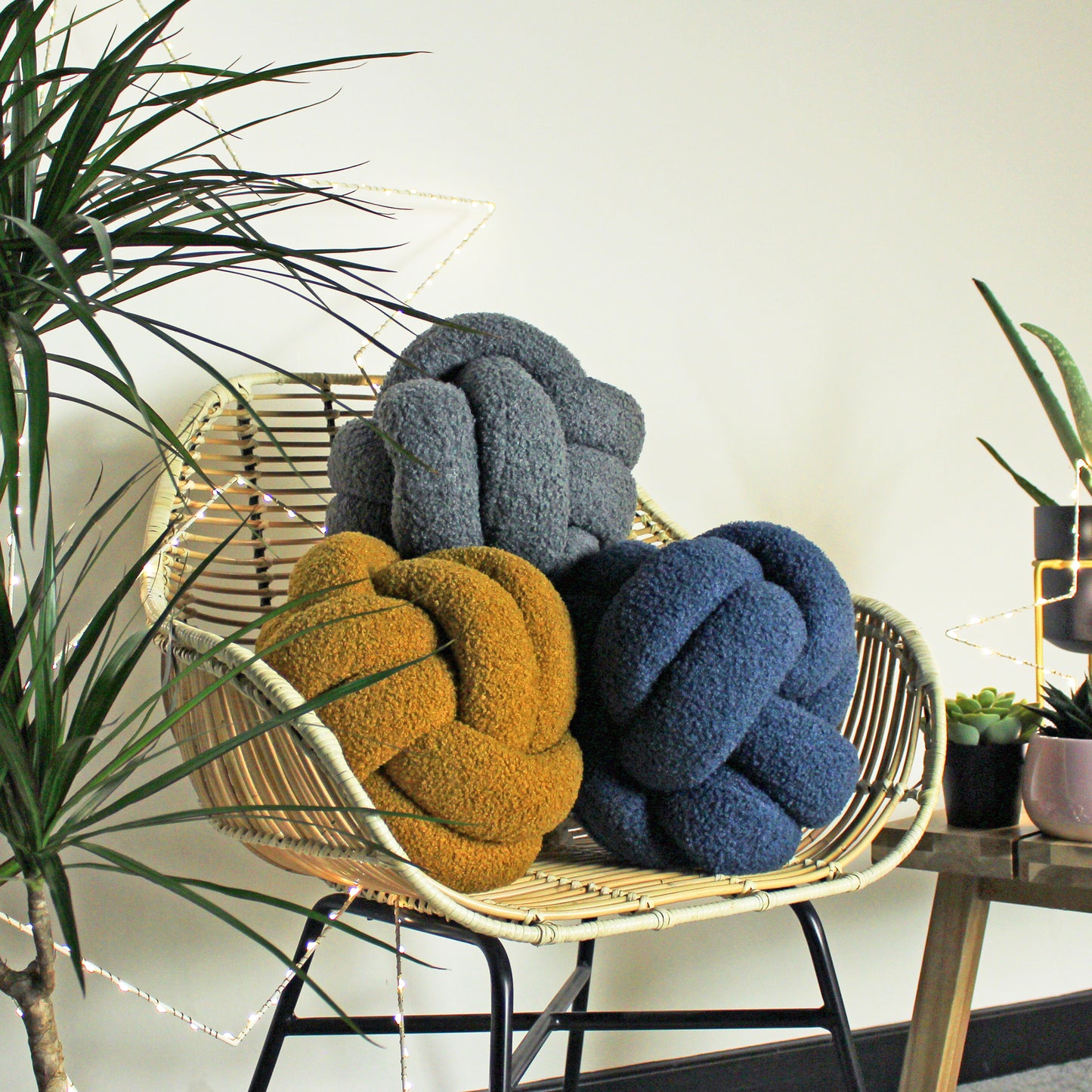 BOUCLE KNOT 30X30 FILLED CUSHION BLUE