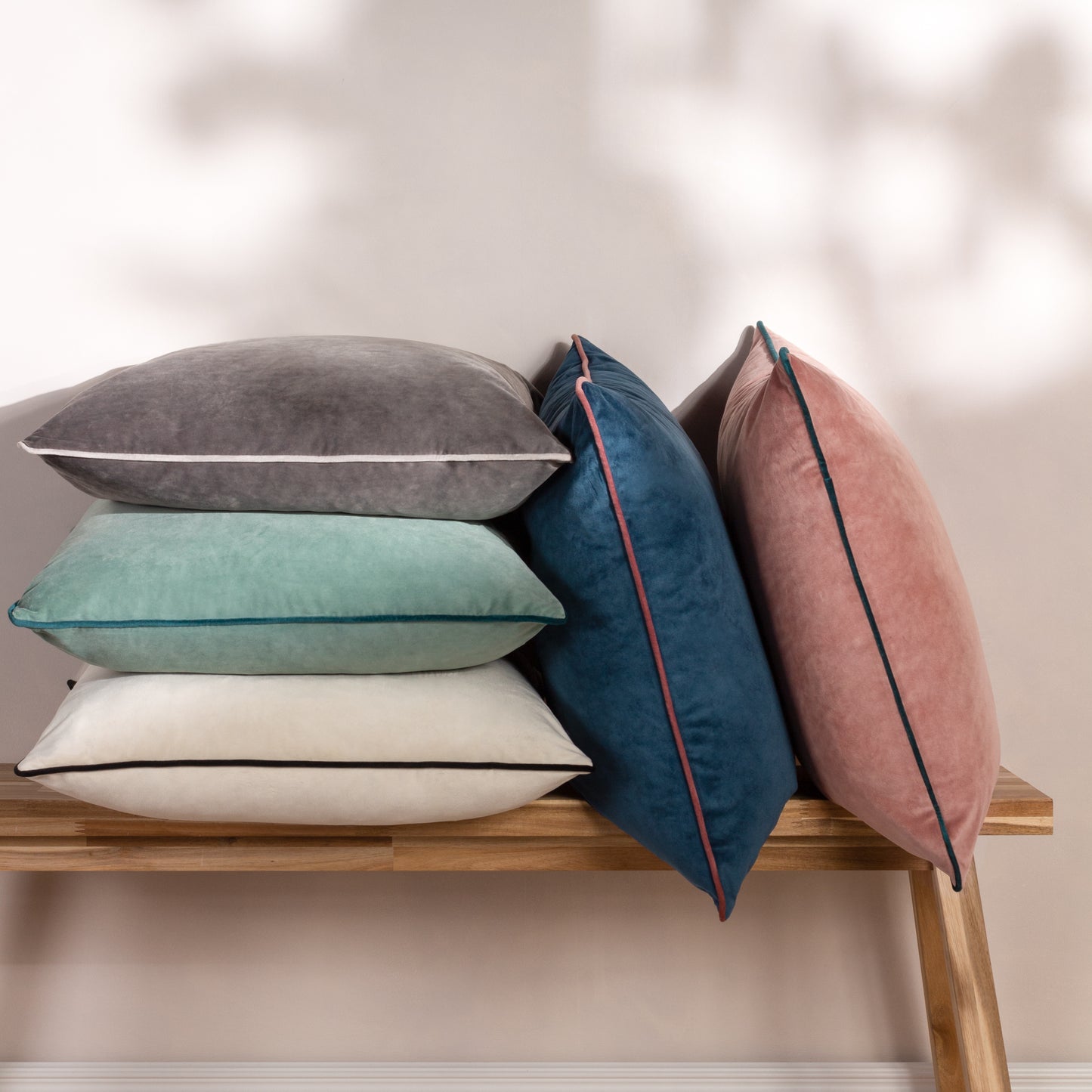 MERIDIAN 55X55 CUSHION CASE IVORY/BLACK