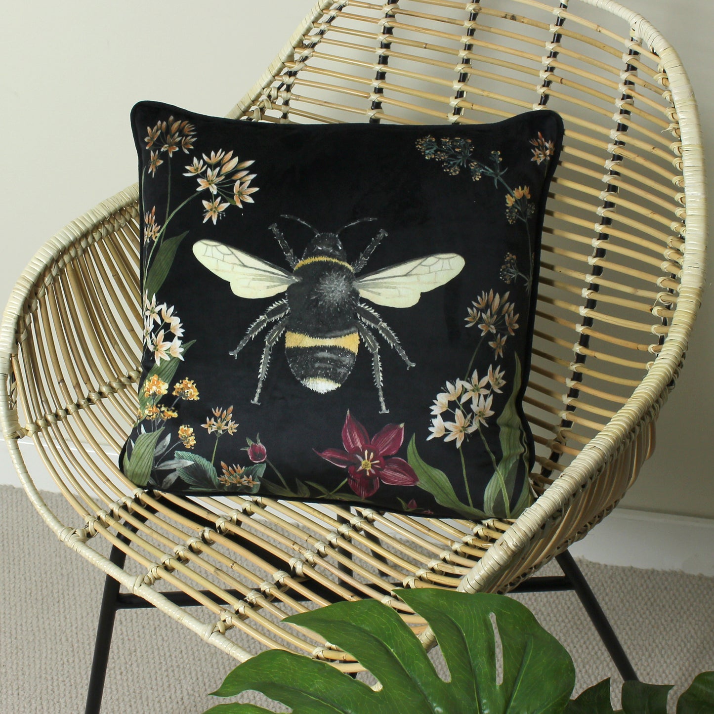 MIDNIGHT GARDEN 43X43 CUSHION COVER BEE